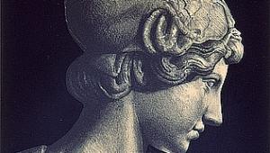 Bild der Athenen als Göttin der Wissenschaft im Seitenprofil