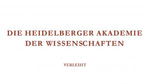 weißer Hintergrund mit orangener Aufschrift. In Blockbuchstaben: "DIE HEIDELBERGER AKADEMIE DER WISSENSCHAFTEN" darunter mit einem Abstand und in kleinerer Schriftgröße "VERLEIHT"