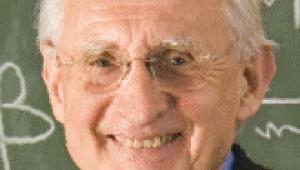 Jürgen Wolfrum  lächelt in die Kamera. Er trägt eine Brille und hat weißes, nach hinten gekämmtes Haar.